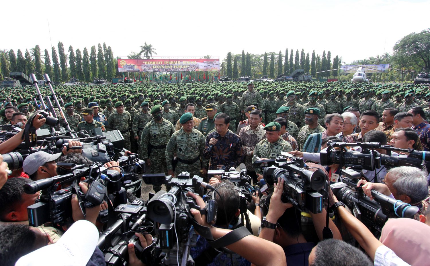 Presiden Joko Widodo menyampaikan ketersediaan pangan nasional aman sampai dengan Mei 2017 mendatang di Markas Kostrad, Cilodong, Depok, Jawa Barat