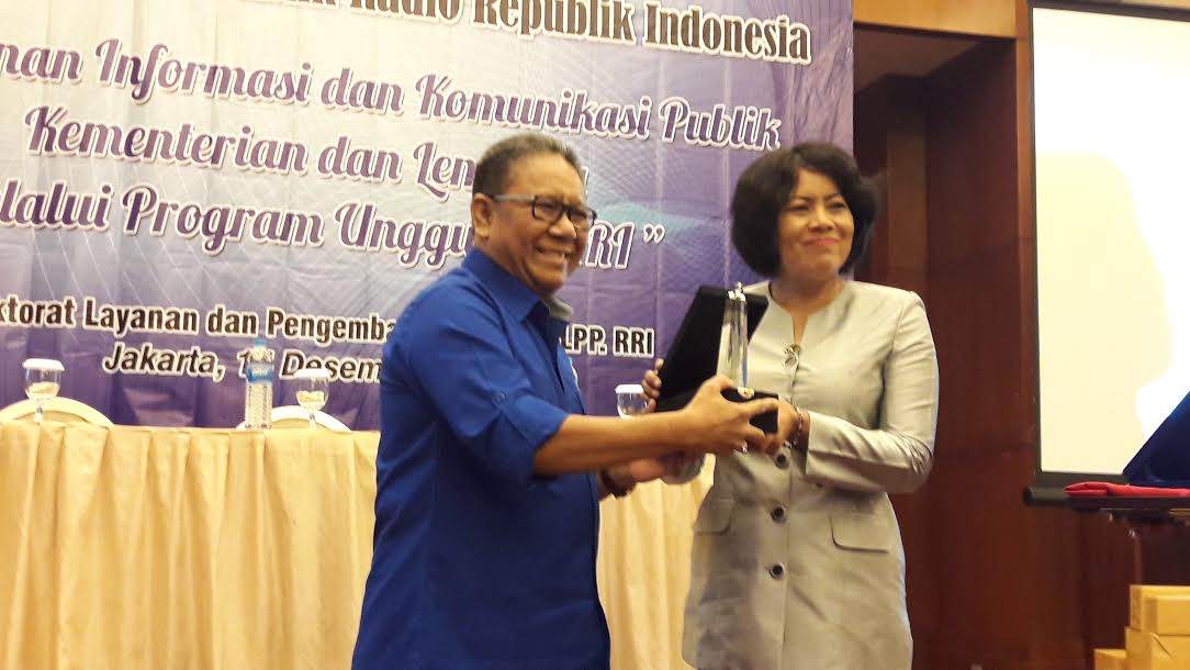 Dirut LPP RRI menyerahkan plakat kepada Dirjen Informasi dan Komunikasi Publik Kominfo, di Jakarta (14 Des). Foto: Humas