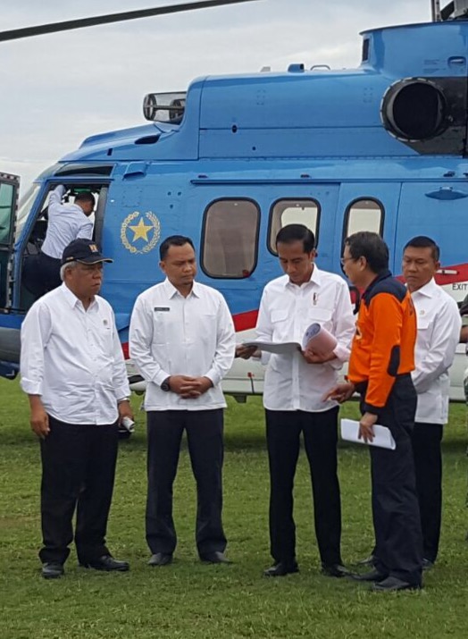 Presiden Joko Widodo bersama rombongan meninjau daerah gempa di Pidie Jaya