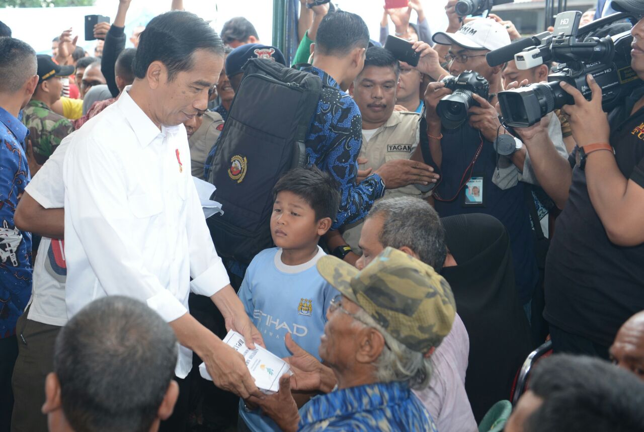 Presiden Joko Widodo bersama rombongan meninjau posko pengungsian di halaman Kantor Bupati Pidie Jaya, Aceh, Jumat, 9 Desember 2016
