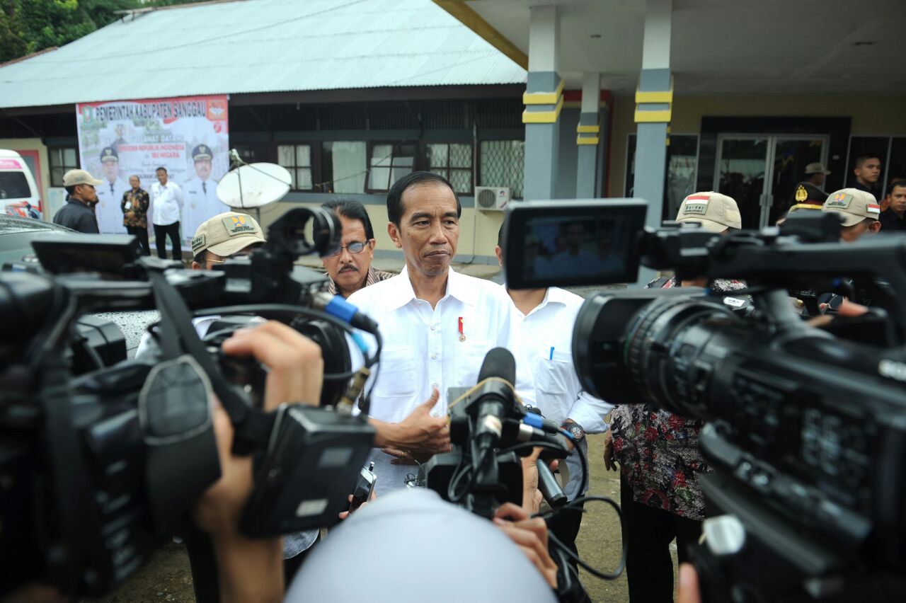 Presiden Joko Widodo memberikan keterangan pers mengenai temuan bom oleh Densus 88 dan Polri di Tangerang Selatan usai acara penyerahan sertifikat di Kantor Kecamatan Entikong, Kalimantan Barat