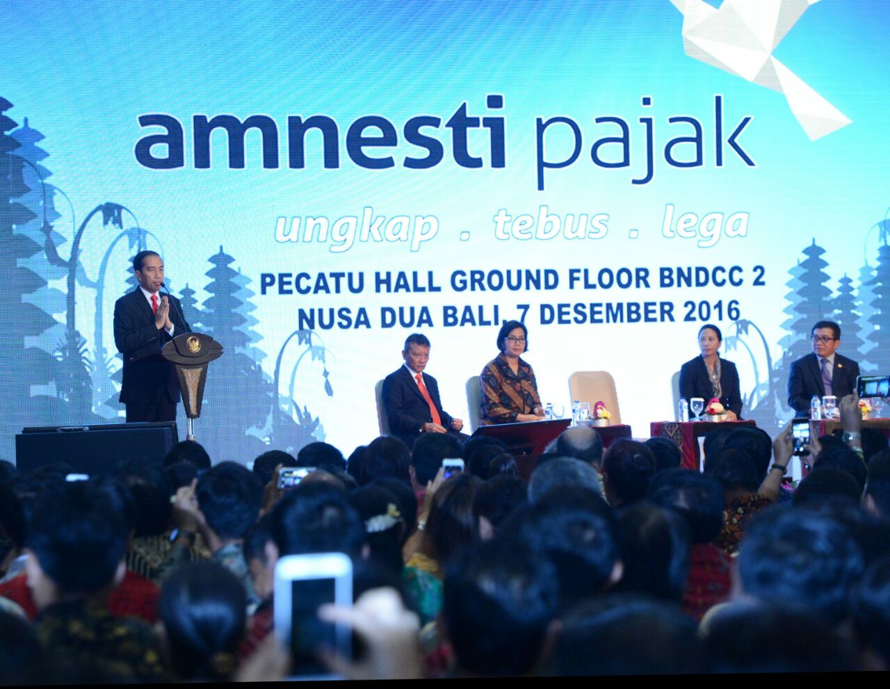 Presiden Joko Widodo memberikan sosialisasi amnesti pajak pada sekitar 2010 pelaku usaha dari Bali dan Nusa Tenggara