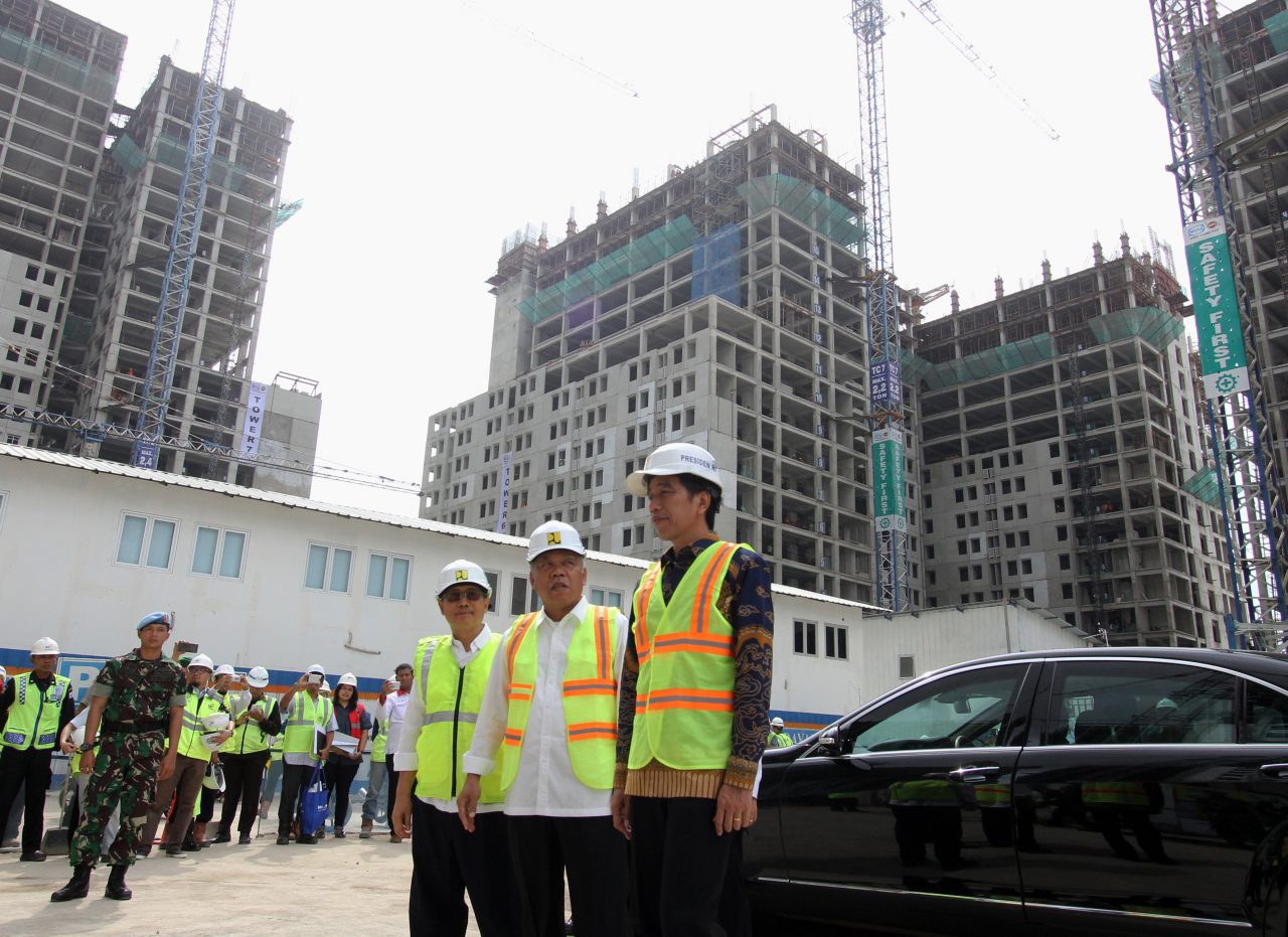 Presiden Joko Widodo meninjau pembangunan rusun atlet yang dibangun di Jalan HBR Motik, Kemayoran, Jakarta, Kamis 29 Desember 2016