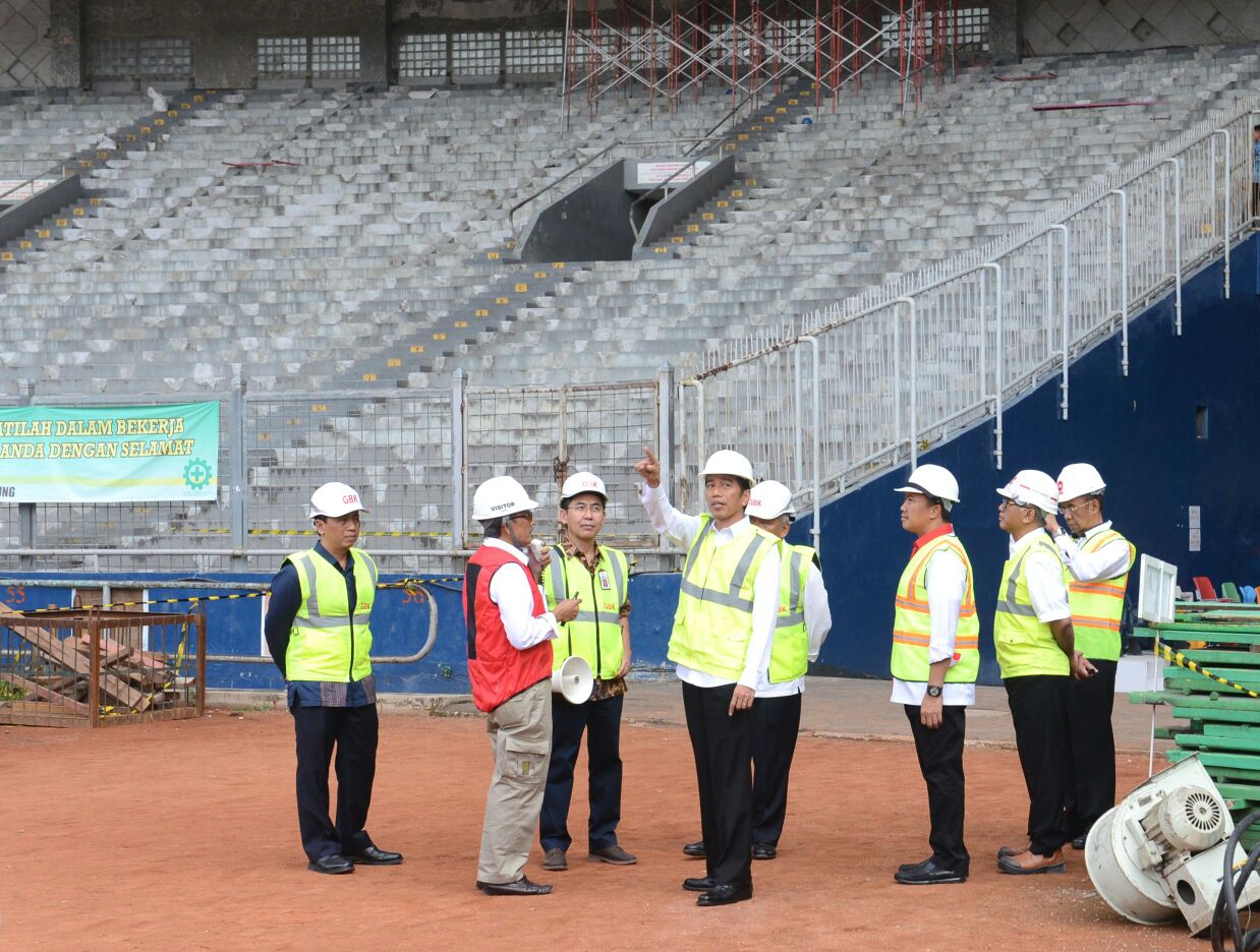 Presiden Joko Widodo meninjau penataan total kawasan Gelora Bung Karno