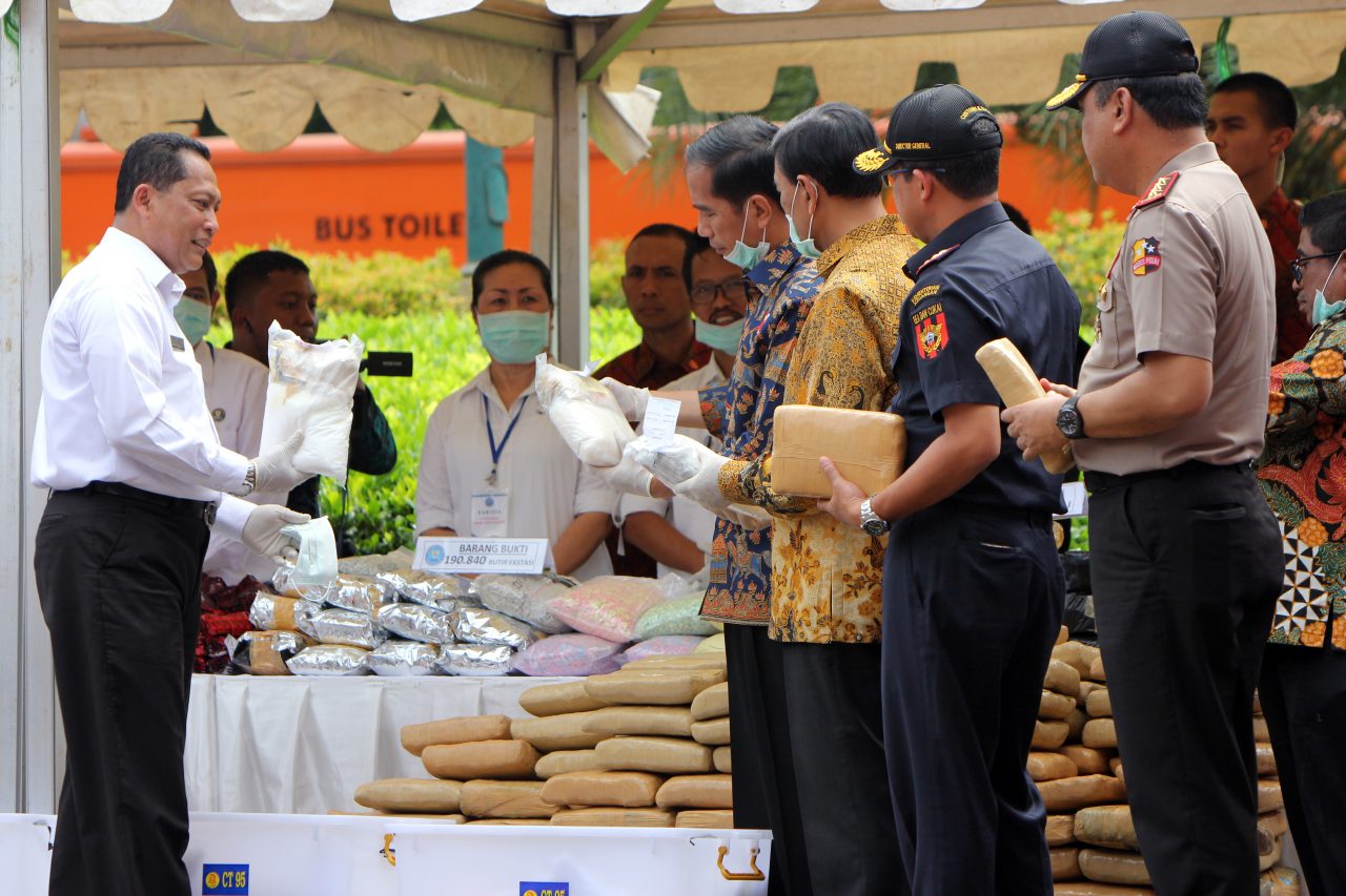 Presiden Joko Widodo menyaksikan pemusnahan barang bukti berbagai jenis narkoba di Lapangan Monas, Jakarta, Selasa 6 Desember 2016