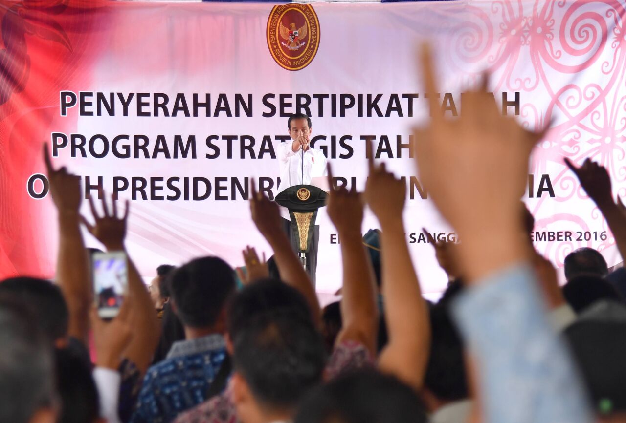 Presiden Joko Widodo menyerahkan sertifikat tanah program strategis tahun 2016 di Kantor Camat Entikong, Kabupaten Sanggau, Provinsi Kalimantan Barat