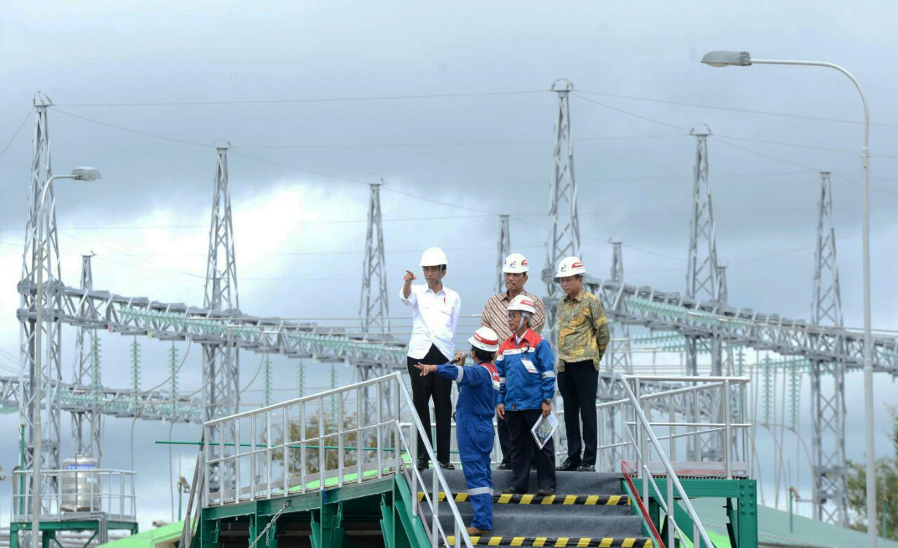 Presiden Joko Widodo meresmikan Pembangkit Listrik Tenaga Panas Bumi (PLTP) Lahendong Unit 5 & 6 dan PLTP Ulubelu Unit 3 di Kecamatan Tompaso, Kabupaten Minahasa