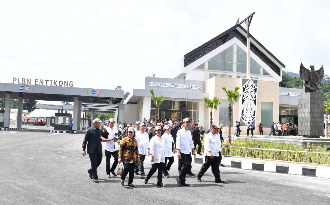 Presiden Joko Widodo meresmikan Pos Lintas Batas Negara Entikong, Kalimantan Barat
