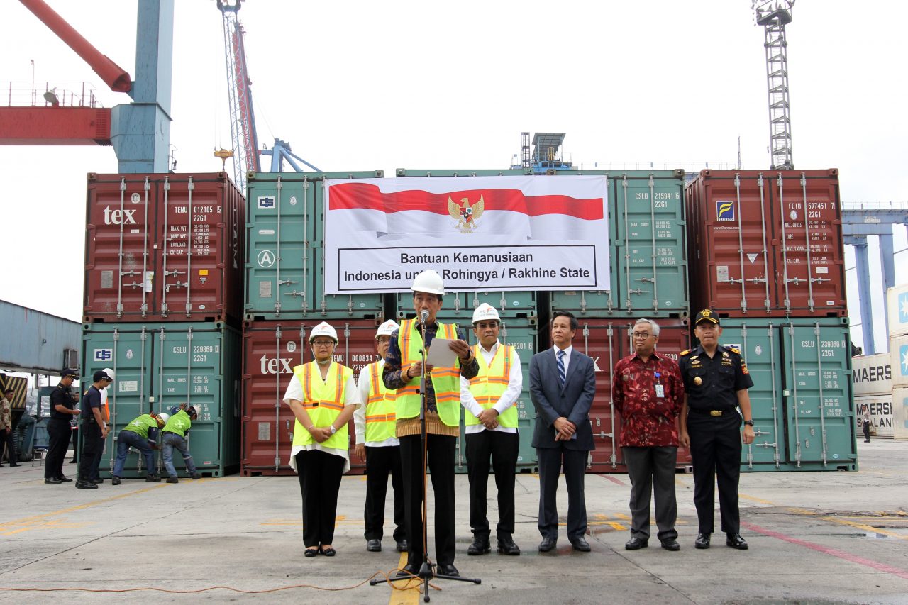 Presiden Joko Widodo secara resmi melepas keberangkatan bantuan kemanusiaan yang akan dikirimkan Rakhine State, Myanmar sebanyak 10 kontainer dari Terminal 3, Dermaga 302, Tanjung Priok, Jakarta Utara
