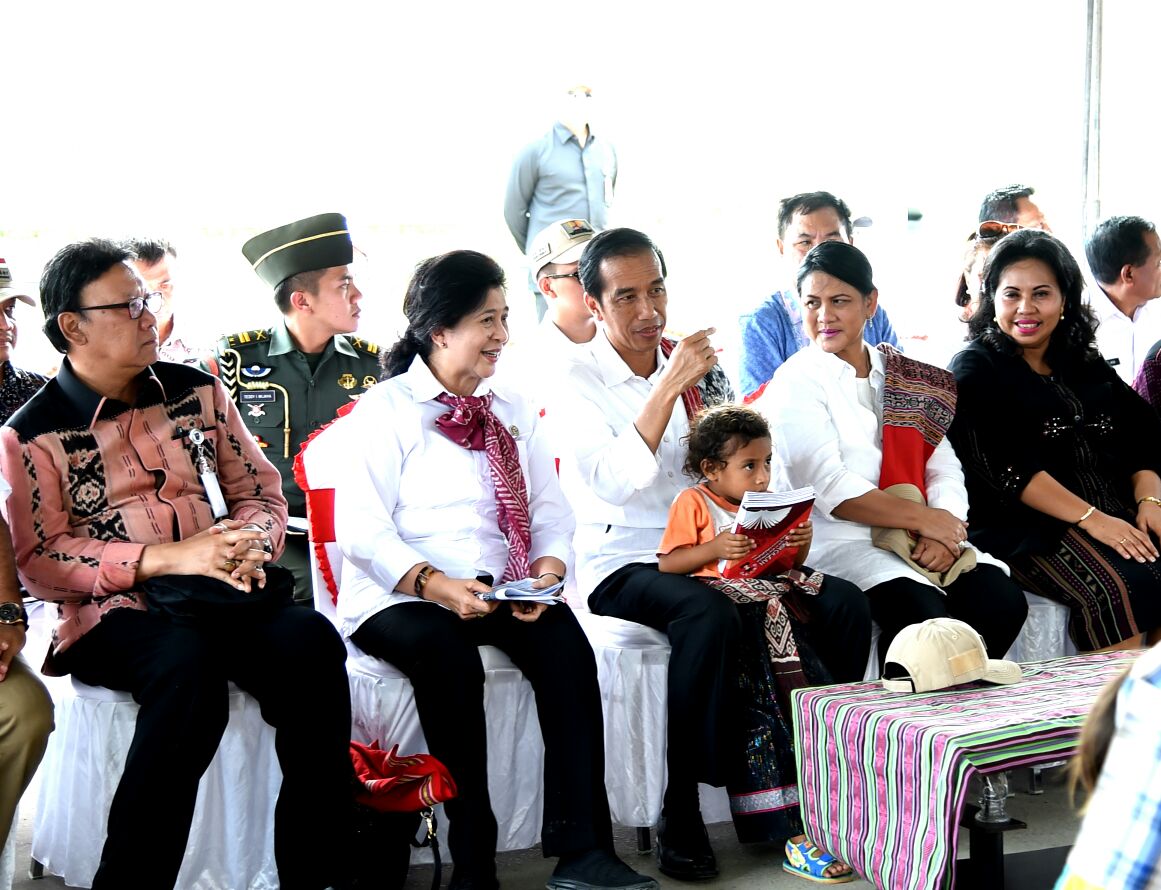 Presiden Joko Widodo sosialisasikan pentingnya menjaga asupan gizi bagi para ibu hamil, balita dan anak-anak di Desa Silawan, Kabupaten Belu dan halaman belakang PLBN Motamasin, NTT, Rabu 28 Desember 2016