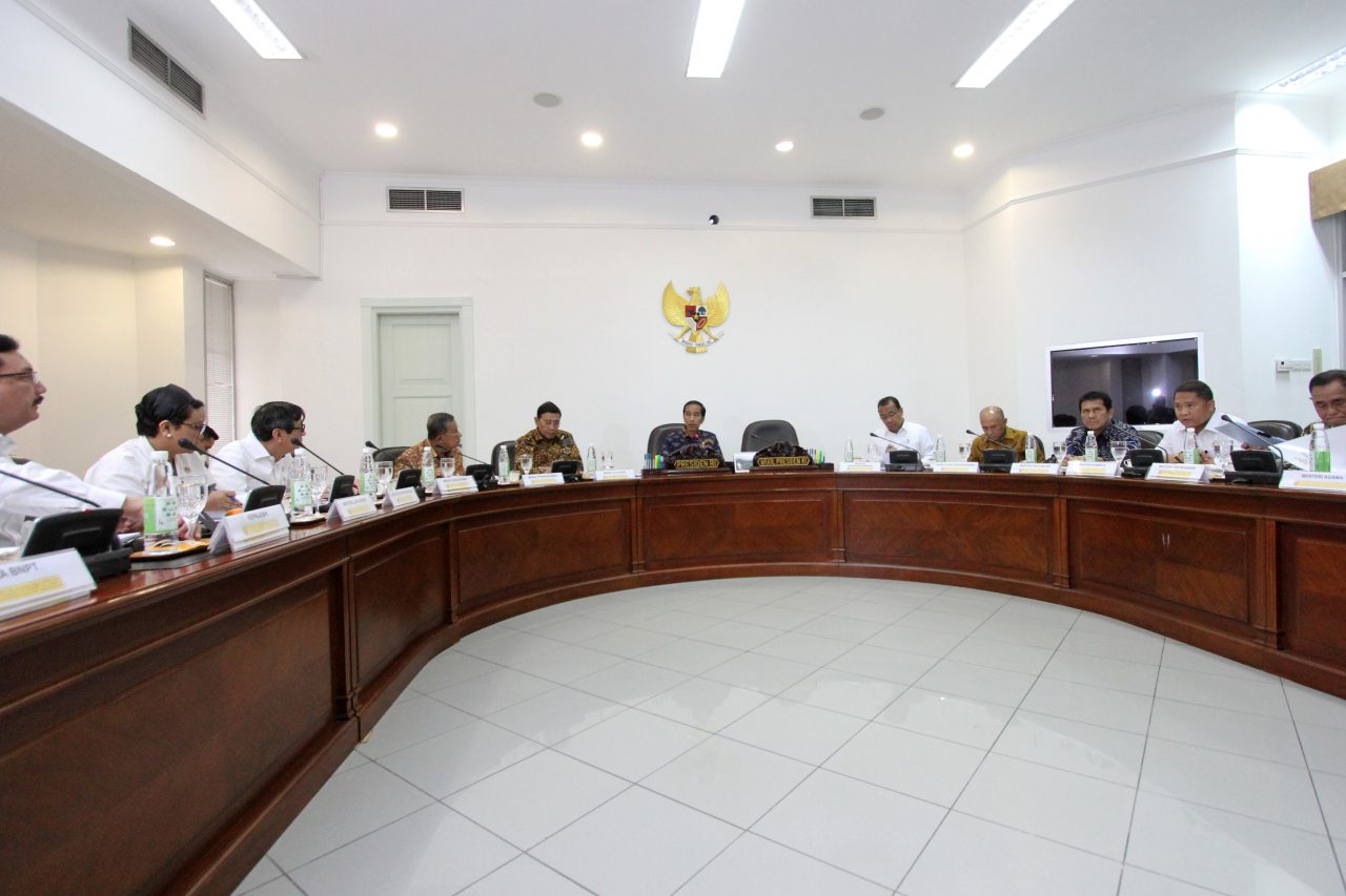 Presiden Jokowi memimpin rapat terbatas antisipasi perkembangan media sosial di Kantor Presiden, Kamis 29 Desember 2016