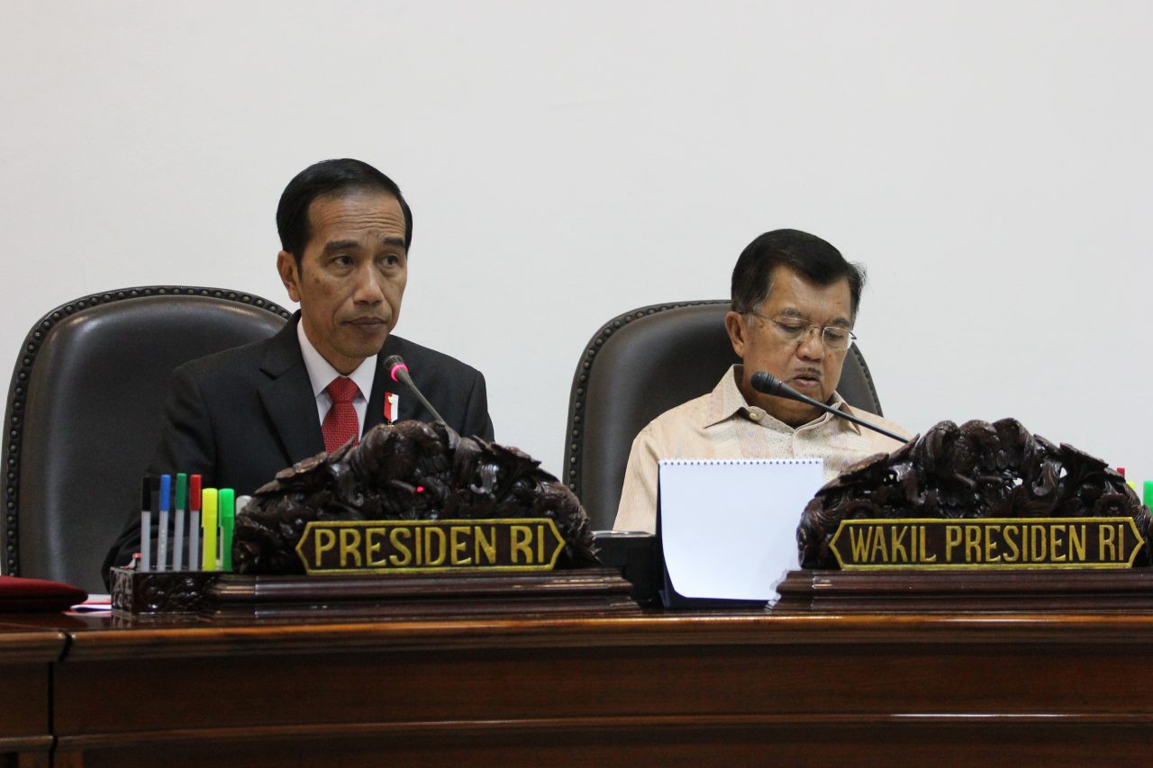 Presiden Joko Widodo dan Wakil Presiden Jusuf Kalla memimpin rapat terbatas masalah penyeludupan di Kantor Presiden, Rabu 25 Januari 2017