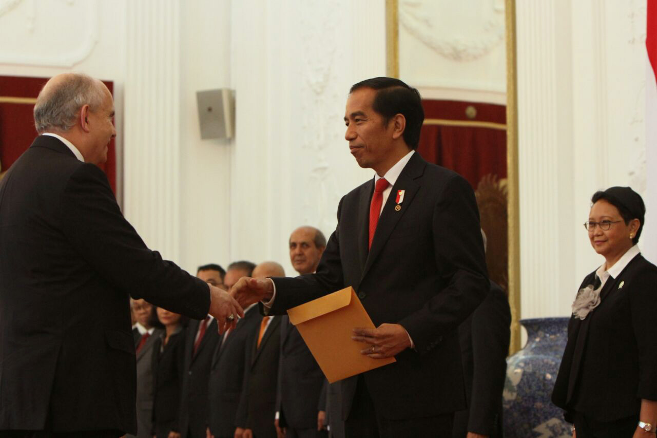 Presiden Joko Widodo menerima surat kepercayaan dari 8 Duta Besar Luar Biasa dan Berkuasa Penuh untuk Republik Indonesia di Istana Merdeka