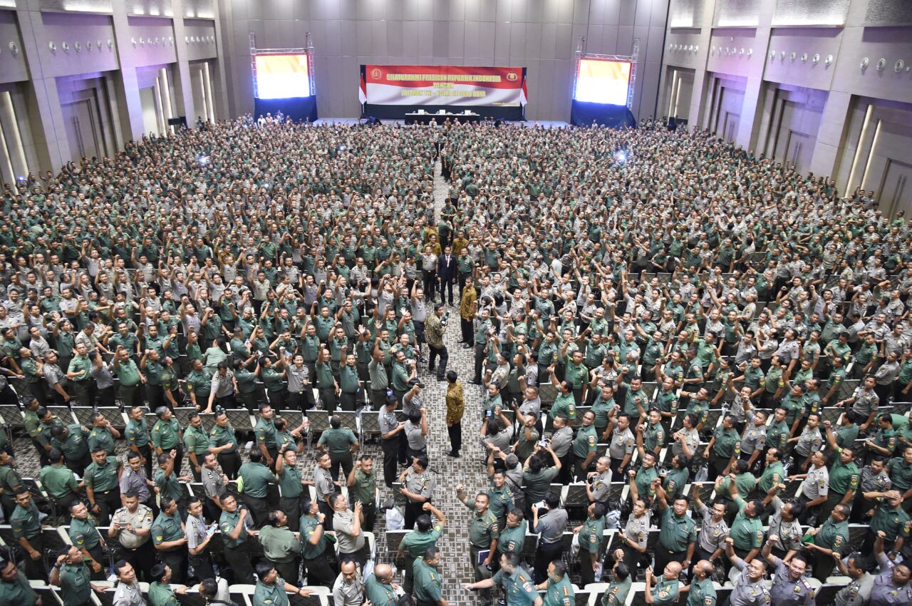 Presiden Joko Widodo mengelar pertemuan dengan Babinsa dan Bhabinkatibmas se-Solo Raya di Hotel Alila, Solo, Senin, 30 Januari 2017