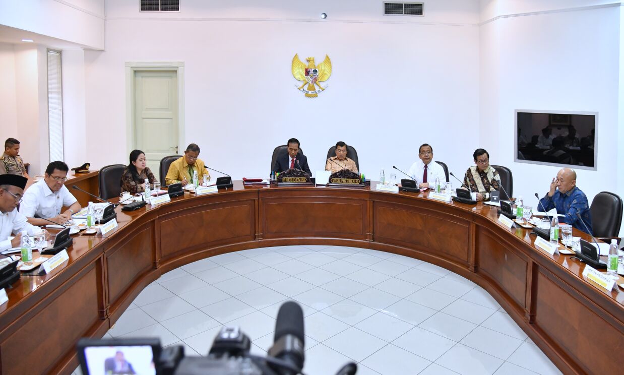 Presiden saat memimpin rapat terbatas mengenai pembenahan manajemen ASN di Kantor Presiden, Jakarta, Rabu, 18 Januari 2017.