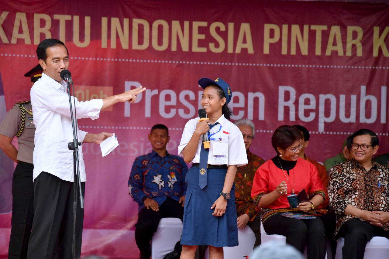 Presiden Joko Widodo membagikan Kartu Indonesia Pintar di SMP Negeri 2 Kota Ambon bagi 1265 siswa SD, SMP, SMA dan SMK
