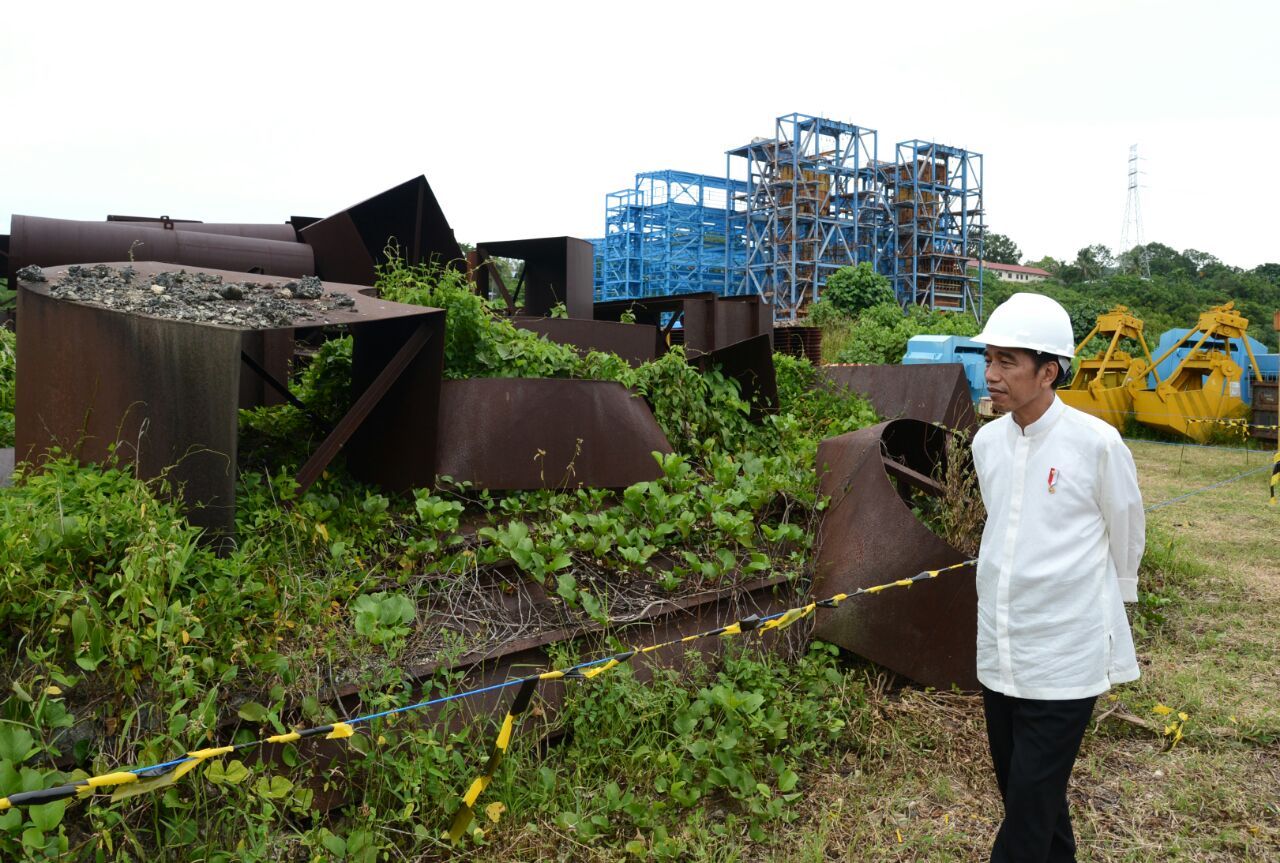 Presiden Joko Widodo meninjau proyek Pembangkit Listrik Tenaga Uap (PLTU) 2x15 MW Desa Waai, Maluku Tengah