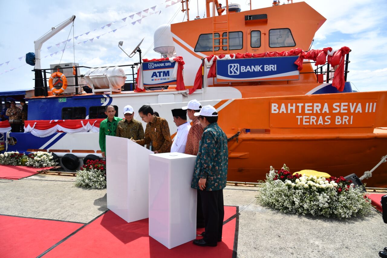 Presiden meninjau Kapal Bahtera Seva III yang dikhususkan untuk menyediakan layanan keuangan oleh Bank BRI kepada masyarakat di Kepulauan Maluku
