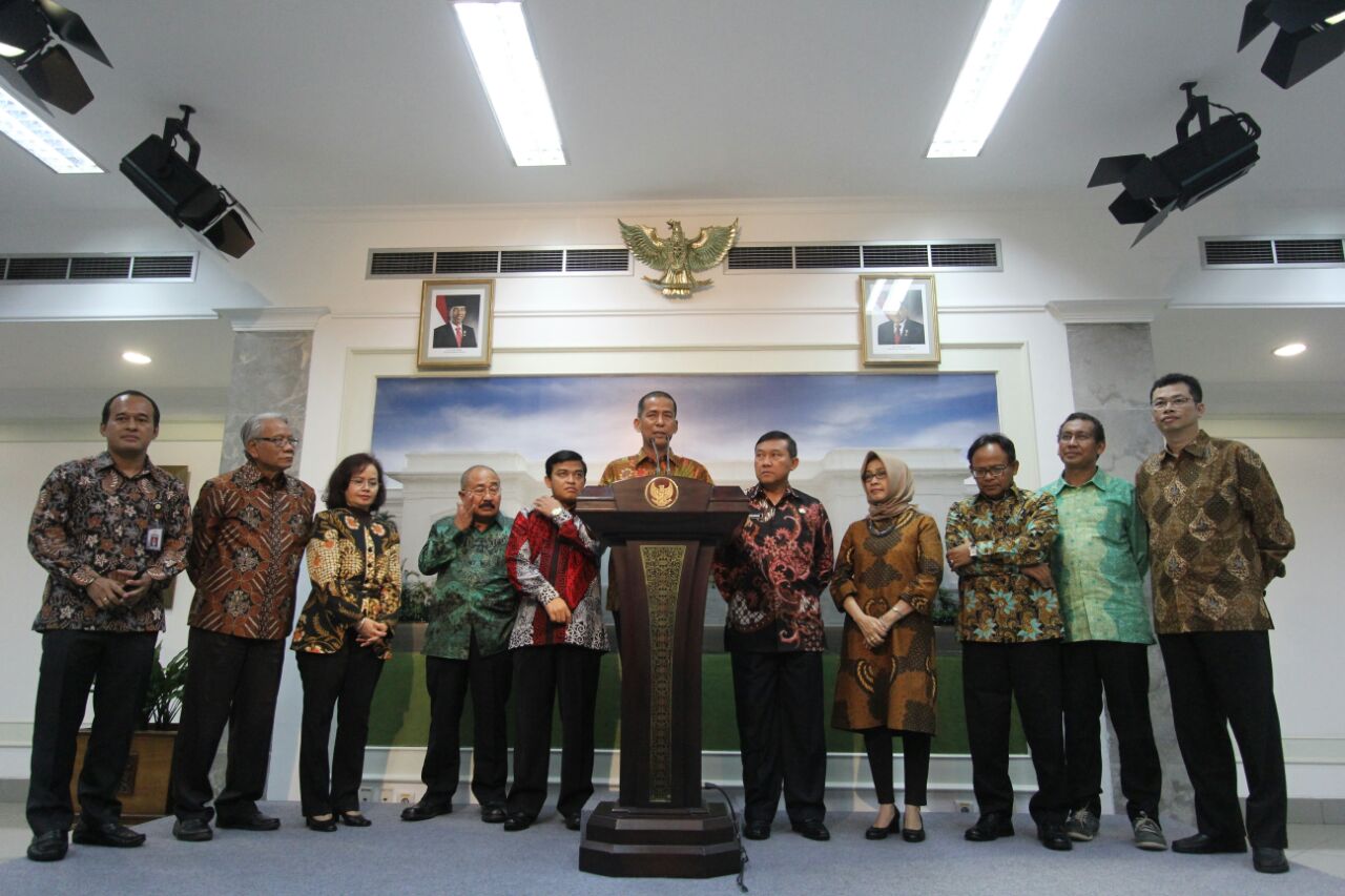 Tim Seleksi calon anggota Komisi Pemilihan Umum dan Badan Pengawas Pemilu mengajukan 10 nama calon Bawaslu dan 14 nama calon KPU kepada Presiden Joko Widodo di Istana Merdeka