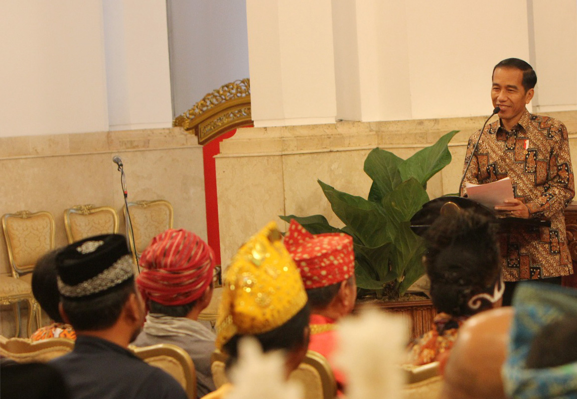 Presiden Joko Widodo berdiskusi dengan Aliansi Masyarakat Adat Nusantara di Istana Negara