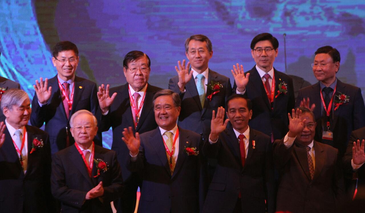Presiden Joko Widodo bersama para konglomerat asal Korea Selatan dalam acara Indonesia-Korea Business Summit 2017 di Ballroom Hotel Shangri-La, Jakarta