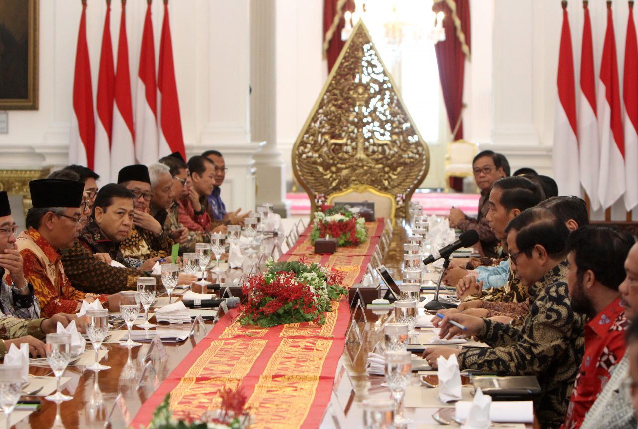 Presiden Joko Widodo dan Wakil Presiden Jusuf Kalla bahas pemerataan dengan Kepala Lembaga Negara di Istana Merdeka, Jakarta