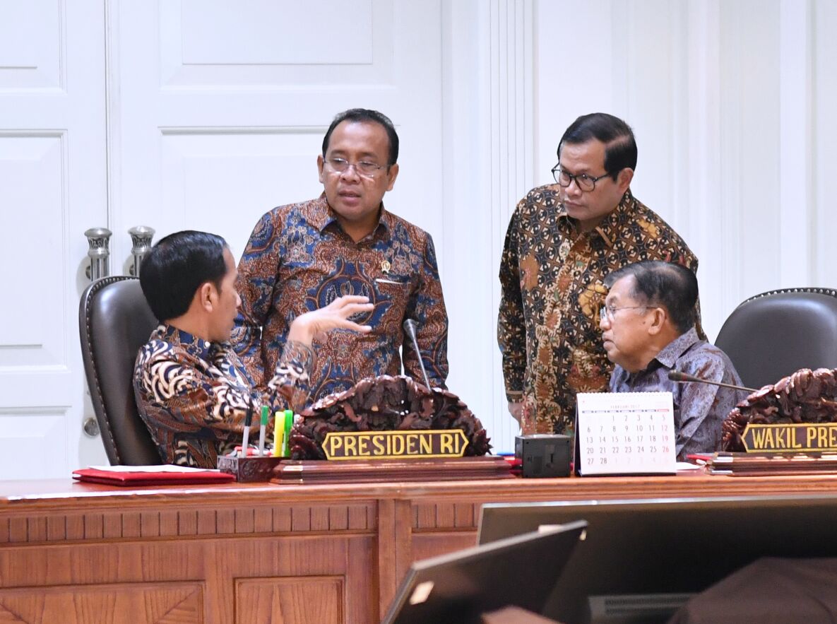 Presiden Joko Widodo memimpin rapat terbatas perkembangan infrastruktur penyelenggaraan Asian Games tahun 2018 di Kantor Presiden