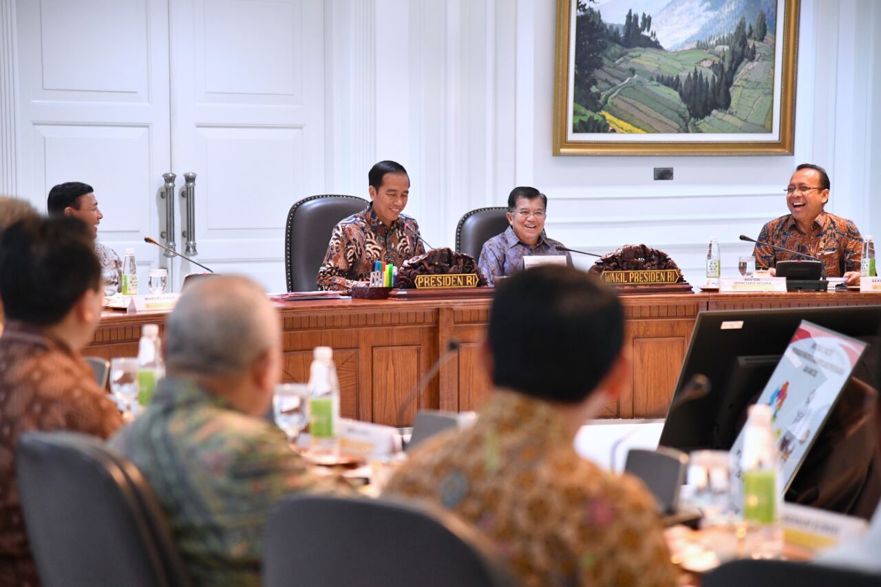 Presiden Joko Widodo memimpin rapat terbatas persiapan Konferensi Tingkat Tinggi Indian Ocean Rim Association Tahun 2017 di Kantor Presiden