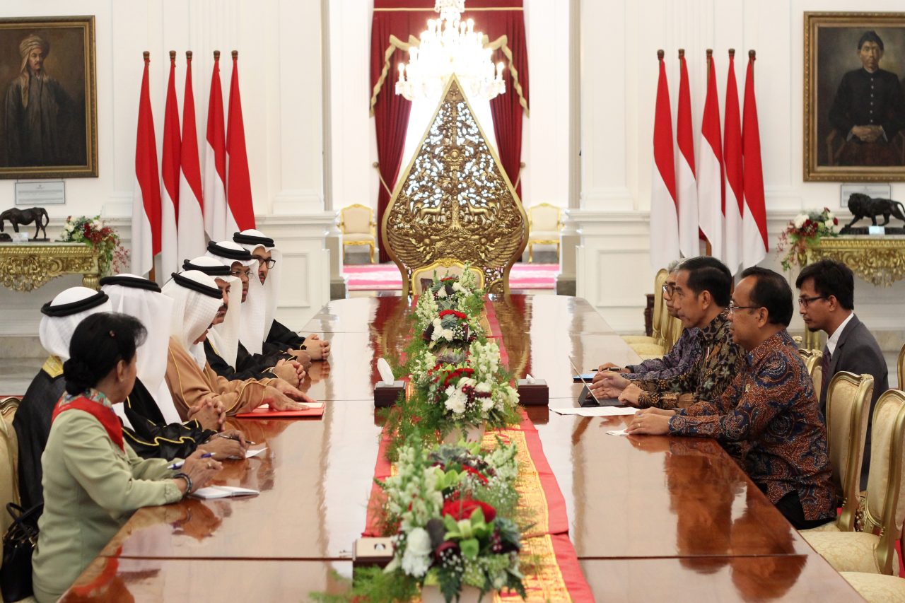 Presiden Joko Widodo menerima Parlemen Bahrain yang dipimpin ketua Ahmed bin Ibrahim Rashed Almulla di Istana Merdeka