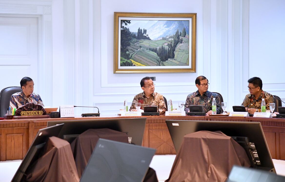 Presiden Joko Widodo pimpin rapat terbatas di Kantor Presiden