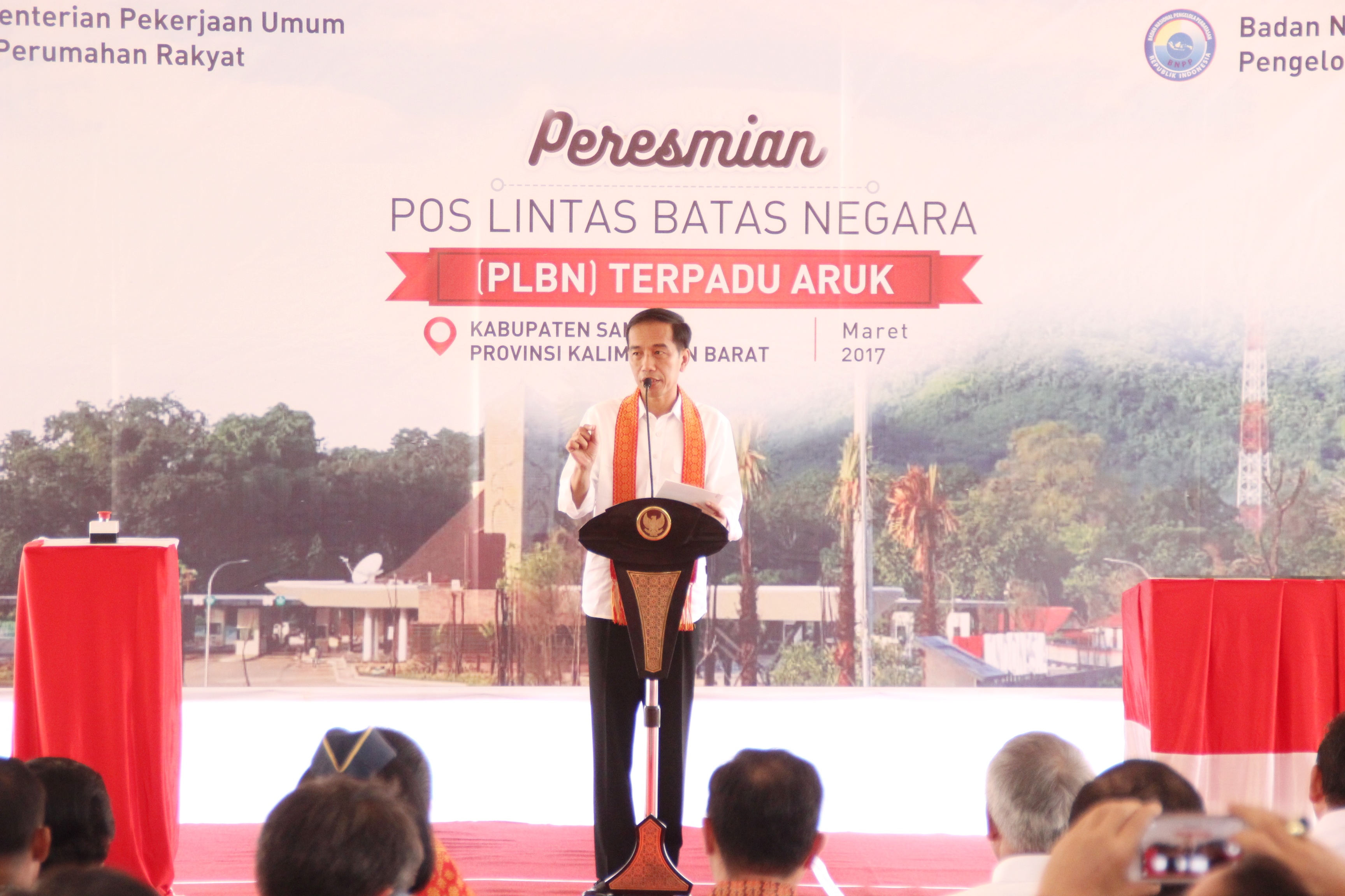 Presiden Jokowi saat memberikan sambutan dalam peresmian PLBN Aruk, di Kabupaten Sambas, Kalimantan Barat (Kalbar), Jumat (17.3). (Humas Anggun)