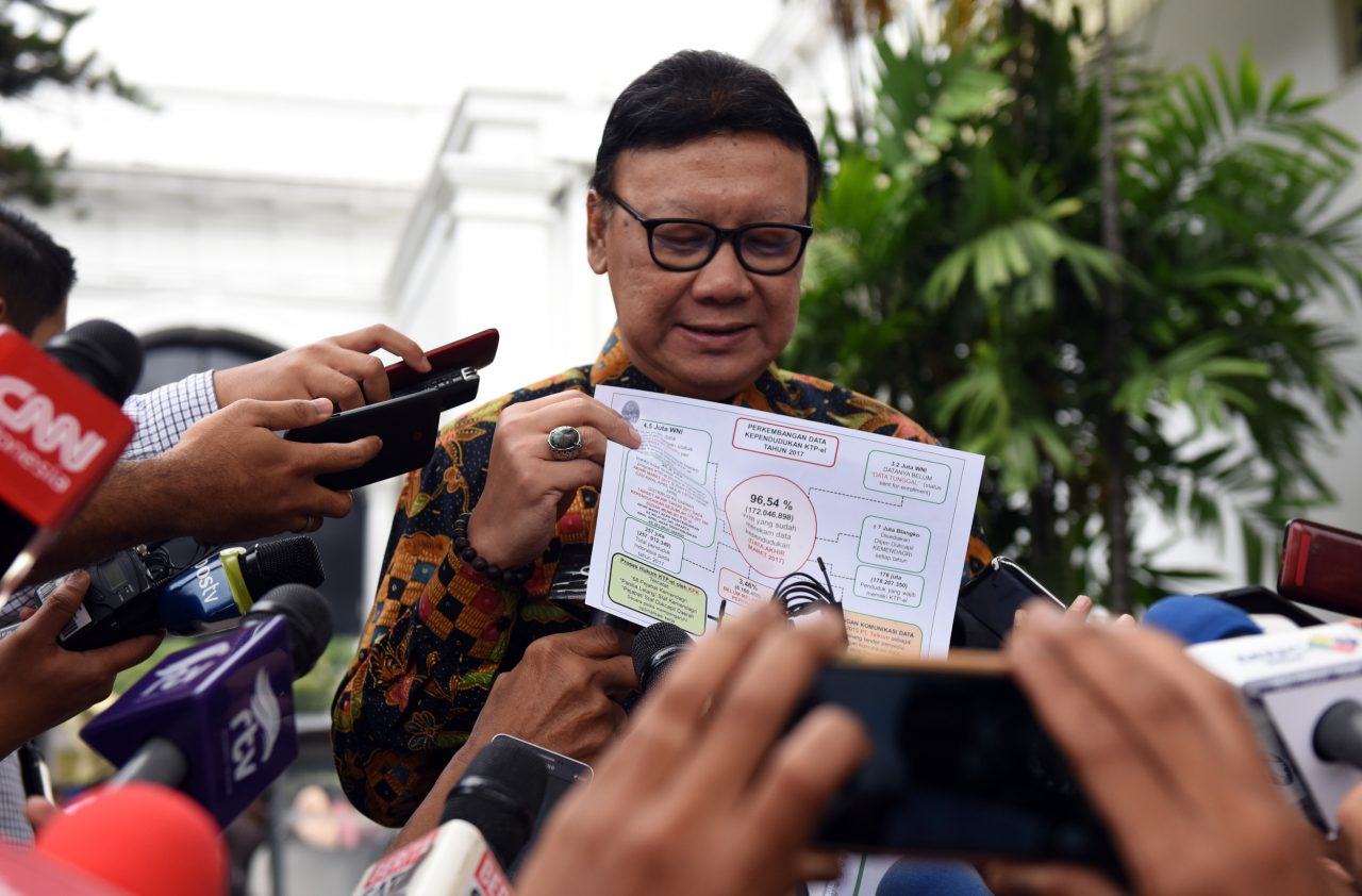 Menteri Dalam Negeri Tjahjo Kumolo memberikan keterangan pers terkait e-KTP di Istana Kepresidenan