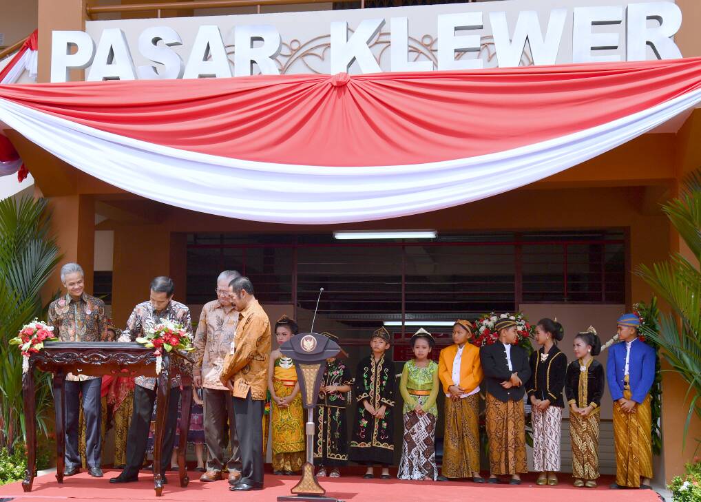 Presiden Joko Widodo meresmikan dibukanya kembali Pasar Klewer, Solo, Jawa Tengah