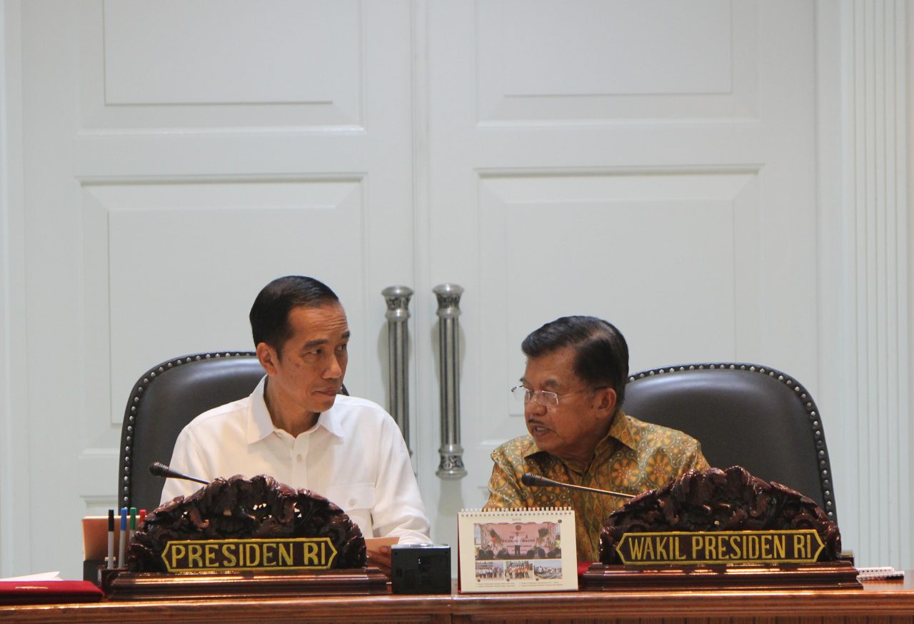 Presiden Joko Widodo bersama Wakil Presiden Jusuf Kalla memimpin rapat terbatas di Kantor Presiden