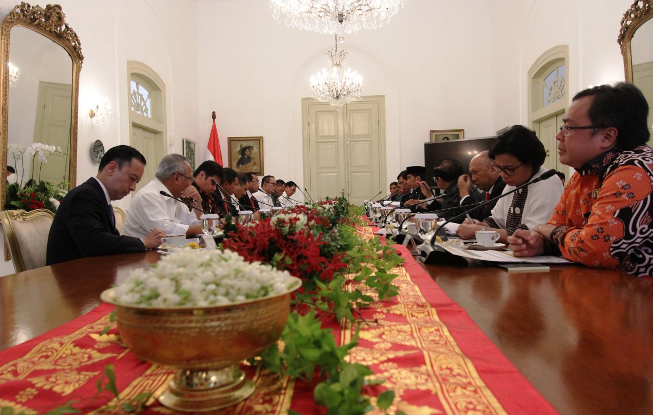 Presiden Joko Widodo bersama Wakil Presiden Jusuf Kalla memimpin rapat terbatas menindak lanjuti peringkat investment grade Indonesia di Istana Kepresidenan Bogor