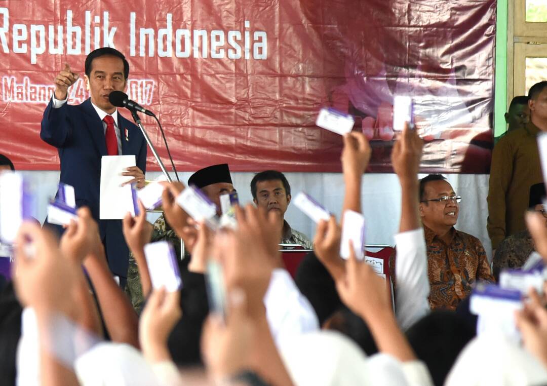 Presiden Joko Widodo membagikan 1.000 Kartu Indonesia Pintar kepada siswa SD, SMP, SMA, SMK di Kantor Dinas Pendidikan Kota Malang