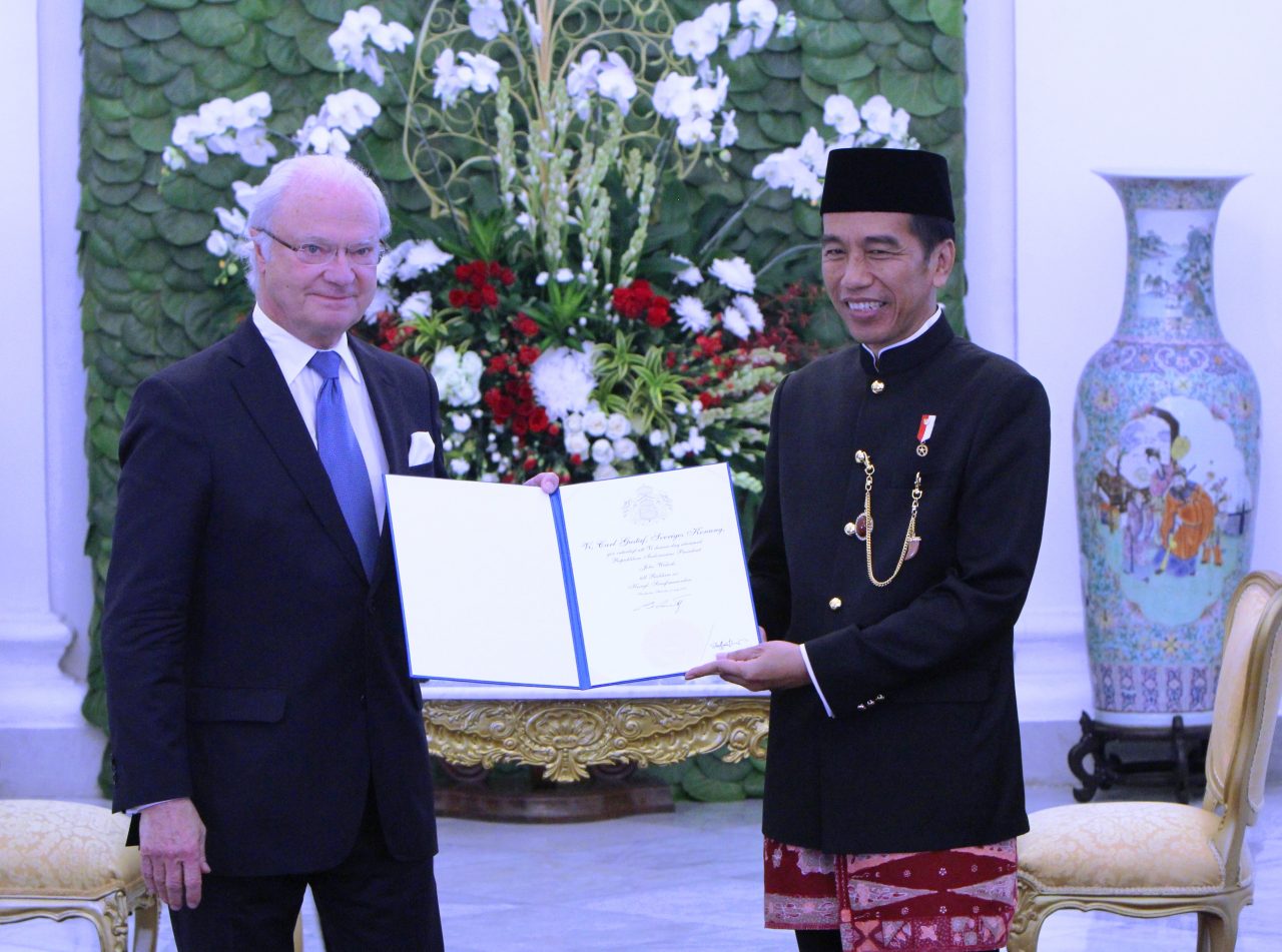 Presiden Joko Widodo menganugerahkan Bintang Republik Indonesia Adipurna kepada Sri Baginda Raja Carl XVI Gustav, Raja Swedia di Istana Kepresidenan Bogor