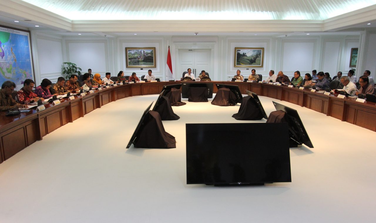 Presiden Joko Widodo menggelar rapat terbatas evaluasi pelaksanaan proyek strategis nasional dan program prioritas di Provinsi Bengkulu