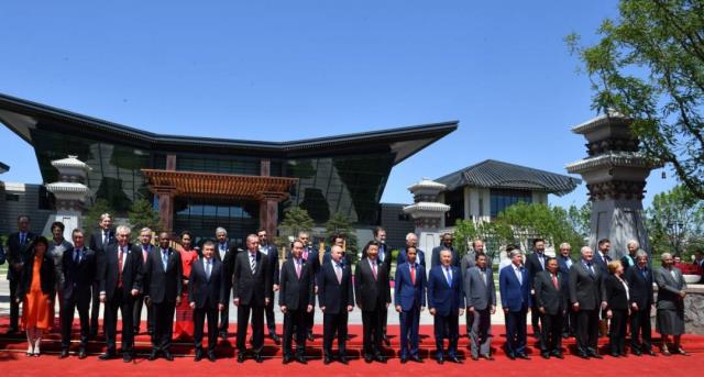 Presiden Jokowi berfoto bersama Kepala Negara peserta Belt and Road Forum for International Cooperation di Beijing, RRT, Senin (15 Mei).