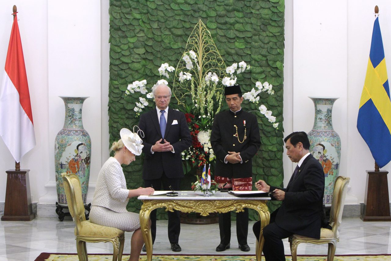 Presiden Jokowi dan Raja Raja Carl Gustaf XVI menyaksikan perjanjian kerja sama Indonesia - Swedia di bidang energi baru terbarukan di Istana Kepresidenan Bogor