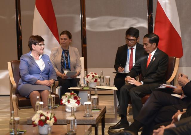 Presiden Jokowi saat bertemu dengan Perdana Menteri Polandia Beata Szydlo di Hotel Conrad, Beijing, Minggu (14Mei). (Foto Setpres)