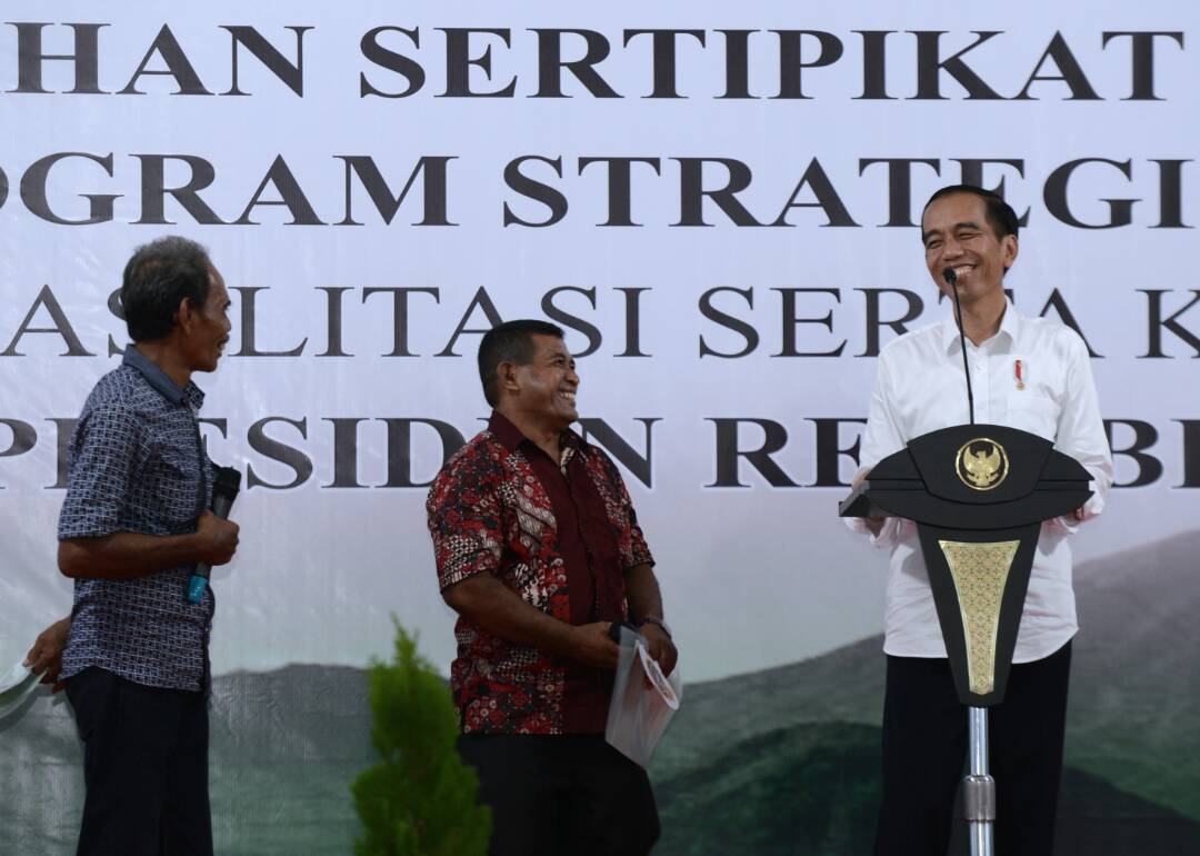Presiden menyerahkan sertifikat tanah kepada masyarakat sekitar Maluku Utara di Pelabuhan Perikanan Nusantara Bastiong, Kota Ternate