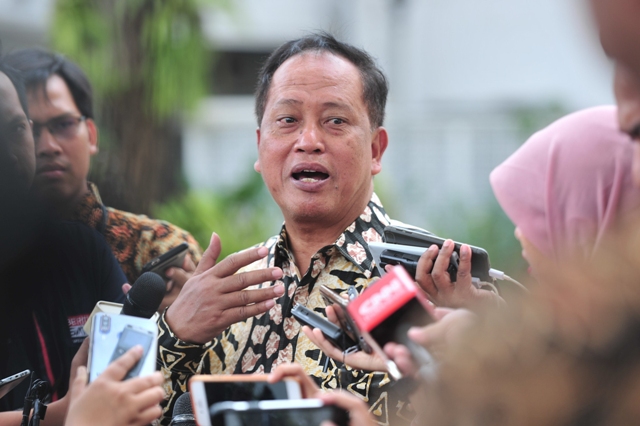 Menristekdikti Mohammad Nasir menjawab wartawan, di kantor Presiden, Jakarta, Kamis (26 Sep). (Foto Humas Setkab).1