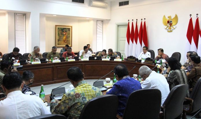 Presiden Joko Widodo memimpin rapat terbatas mengenai reformasi perpajakan untuk peningkatan daya saing ekonomi yang digelar di Kantor Presiden, Jakarta