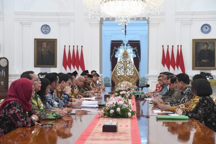 Presiden Joko Widodo menerima Ketua Dewan Perwakilan Rakyat, sejumlah pimpinan DPR, ketua fraksi DPR dan ketua komisi DPR di Istana Merdeka terkait RUU KUHP dan RUU Lainnya