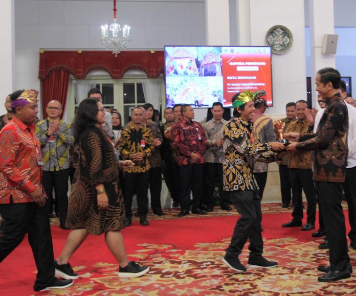 Presiden Joko Widodo menerima sekaligus memberikan langsung hadiah kepada pemenang Lomba Festival Gapura Cinta Negeri 2019 di Istana di Istana Negara, Jakarta
