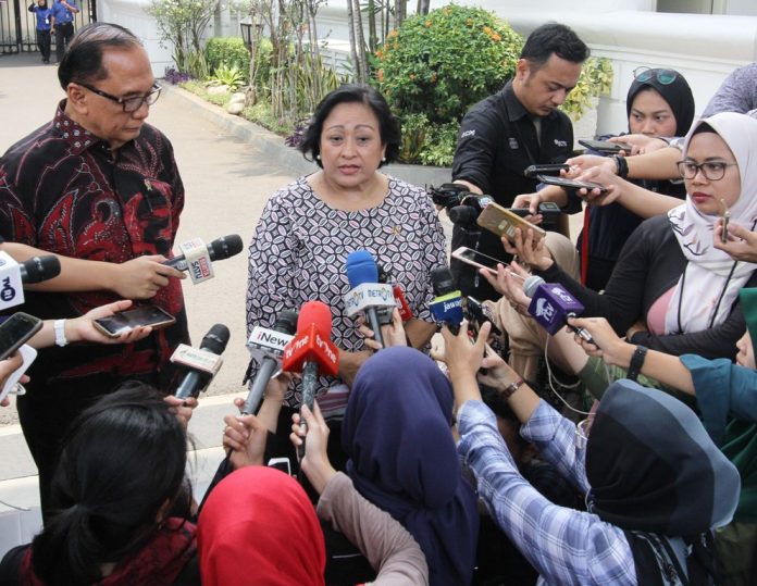 Ketua Dewan Pertimbangan Presiden Sri Adiningsih memberikan keterangan pers terkait laporan pertanggungjawaban kerja lima tahun terakhir di Kompleks Istana Presiden