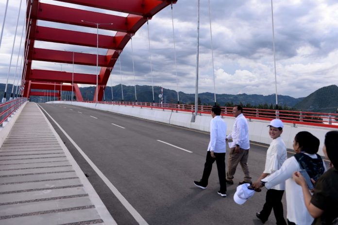 Presiden Joko Widodo bersama Ibu Negara Iriana Jokowi meninjau Jembatan Youtefa di Kota Jayapura, Papua
