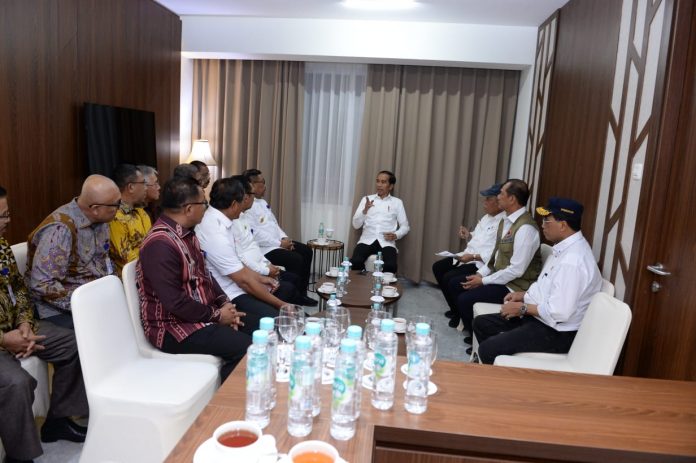 Presiden Joko Widodo bertemu dengan para kepala daerah Maluku membicarakan soal Anggaran Pendapatan dan Belanja Daerah