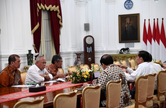 Presiden Joko Widodo menerima laporan terkait penanganan bencana yang terjadi di Sulawesi Tengah, Nusa Tenggara Barat, dan Maluku di Istana Merdeka